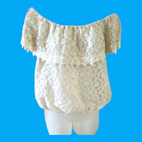 $$CHARLOTTE RUSSE Vintage Off the Shoulder Floral Lace TOP Size Medium CREAM - Picture 3 of 5